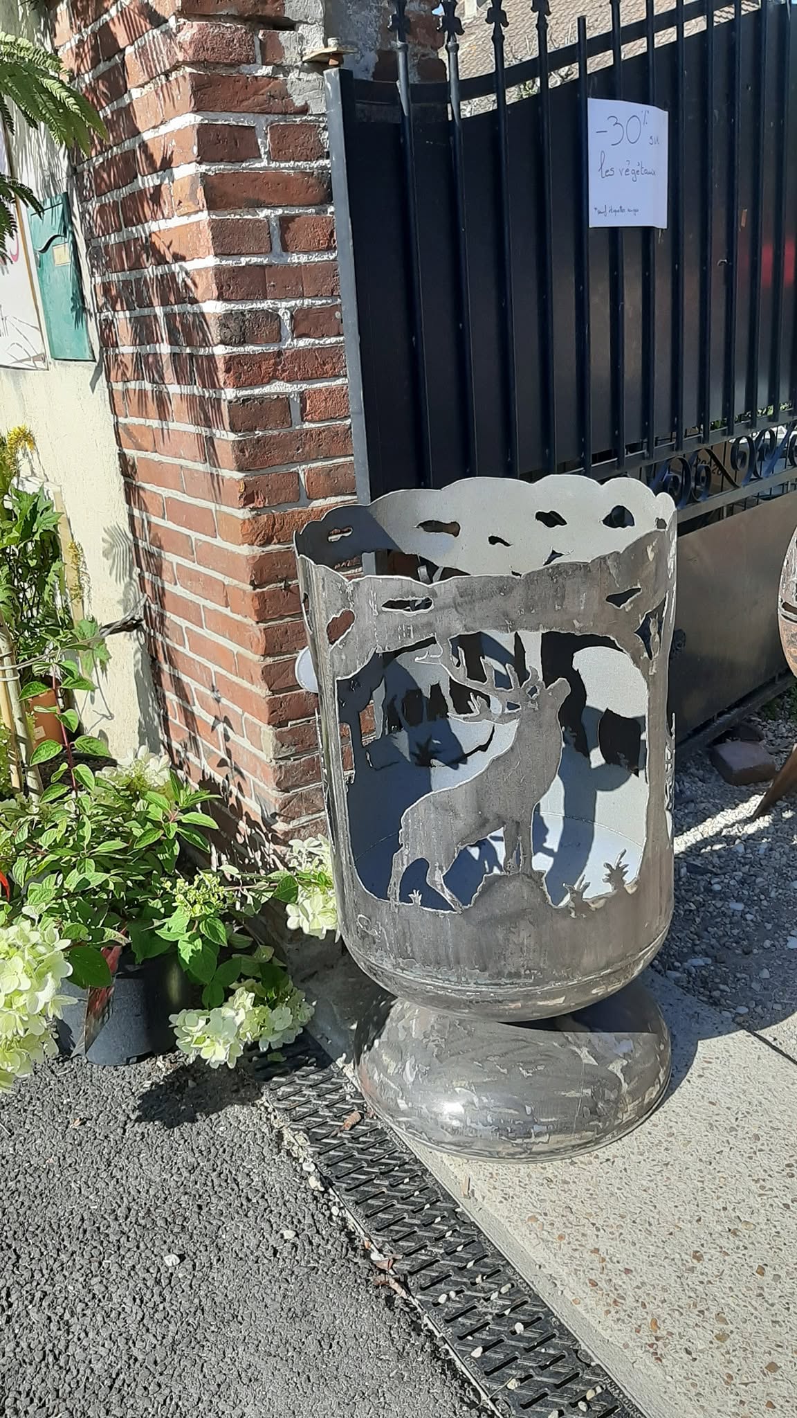 Brasero sur mesure orné d'un cerf découpé dans l'acier